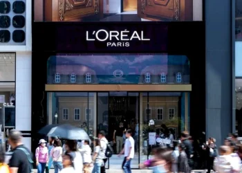 Após lucro abaixo do esperado no quarto trimestre, ações da L’Oréal caem e herdeira perde US$ 7 bi