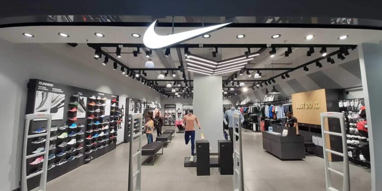 Nike vai demitir 1,6 mil funcionários para cortar custos, diz jornal