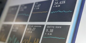 Como investir em renda fixa, ações, fundos e FIIs enquanto a Selic (ainda) é de 11,25%?