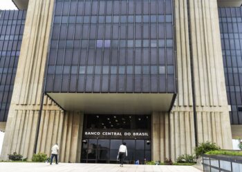 Selic vai a 10,75% ao ano, mas Copom indica desaceleração nos cortes