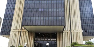 Selic vai a 10,75% ao ano, mas Copom indica desaceleração nos cortes