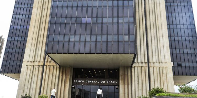 Selic vai a 10,75% ao ano, mas Copom indica desaceleração nos cortes