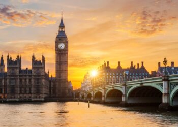 Banco da Inglaterra vê a economia “se movendo na direção certa” para cortes nos juros
