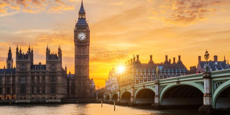 Banco da Inglaterra vê a economia “se movendo na direção certa” para cortes nos juros