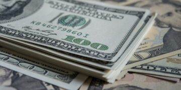 Ao investir em ações internacionais, melhor ter exposição ao dólar ou aplicar de forma hedgeada?