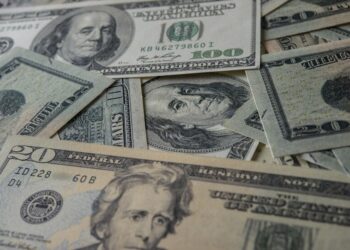 Fed mantém taxa básica de juros, mas prevê mais três cortes em 2024