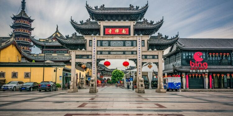 China promete ‘transformar’ economia e estabelece meta ambiciosa de PIB