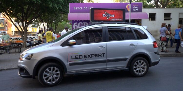 Nordeste inova: Motoristas de táxi e aplicativos encontram nova fonte de renda com anúncios em Telas de LED