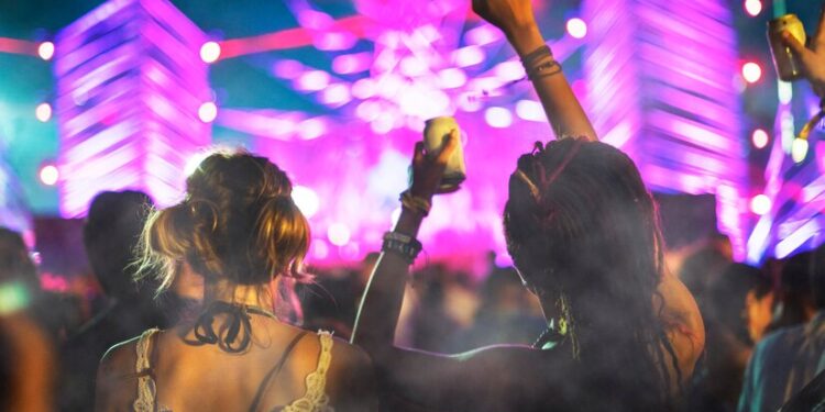 Experiência sustentável e copo exclusivo e reutilizável são apostas da Coca-Cola para o Lollapalooza Brasil 2024
