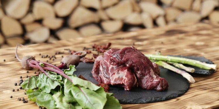 Fundo de Jeff Bezos investe US$ 60 milhões para melhorar sabor de carnes sustentáveis