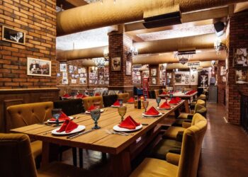 Bares e restaurantes podem cobrar taxa de serviço? Há um percentual máximo? Entenda