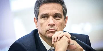 Campos Neto avalia abrir fintech em Miami após BC, segundo fontes
