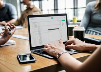 Navegando entre o Direito de Expressão Online e a Responsabilidade Social