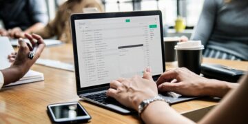 Navegando entre o Direito de Expressão Online e a Responsabilidade Social