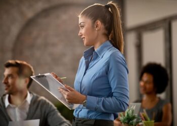 Mulheres ocupam apenas 38% dos cargos de liderança nas empresas brasileiras, mas são melhores líderes, segundo pesquisa