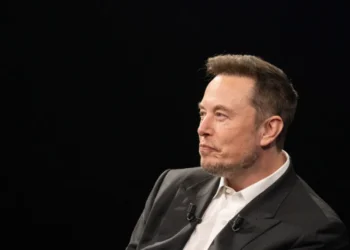 Freada brusca: entenda o que levou Musk a demitir 10% dos funcionários da Tesla