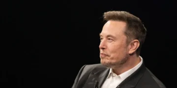 Freada brusca: entenda o que levou Musk a demitir 10% dos funcionários da Tesla