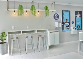 ‘Laundry office’: franquia de lavanderias autônomas fatura com espaço para cliente trabalhar no local