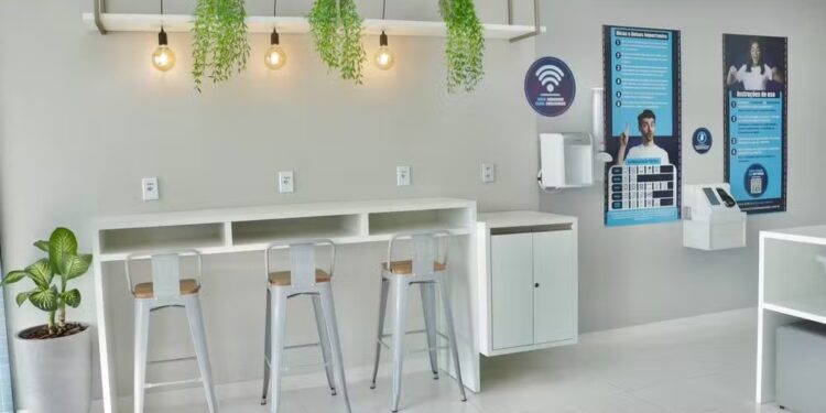 ‘Laundry office’: franquia de lavanderias autônomas fatura com espaço para cliente trabalhar no local