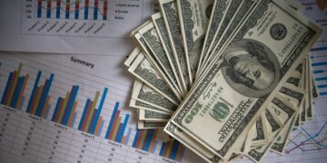 Economia dos EUA desacelera mais do que o esperado no 1º trimestre, com alta de 1,6%