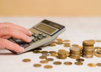 Ações ou papéis de renda fixa das mesmas empresas: em que vale mais investir?