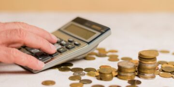 Ações ou papéis de renda fixa das mesmas empresas: em que vale mais investir?