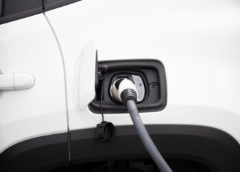 Estudo aponta híbrido flex como rota mais eficiente para descarbonizar carros