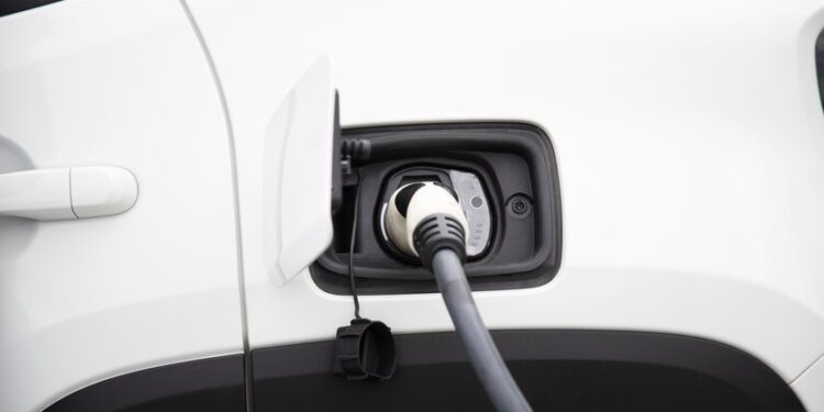 Estudo aponta híbrido flex como rota mais eficiente para descarbonizar carros