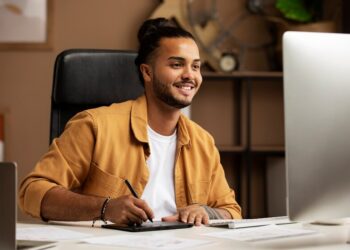 Geração Z no trabalho: 5 dicas para melhorar a relação com jovens, segundo especialista do LinkedIn