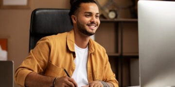 Geração Z no trabalho: 5 dicas para melhorar a relação com jovens, segundo especialista do LinkedIn