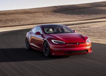 Tesla diminui preços em principais mercados e ações registram queda no 1º tri