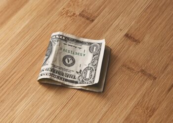 Como o fortalecimento do dólar afeta os mercados e a economia mundial