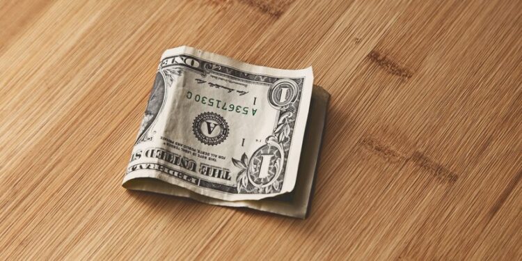 Como o fortalecimento do dólar afeta os mercados e a economia mundial