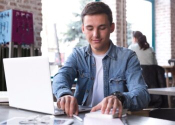 Investir no Tesouro Direto aos 20 anos: qual é a melhor opção? E que erro um jovem não pode cometer?