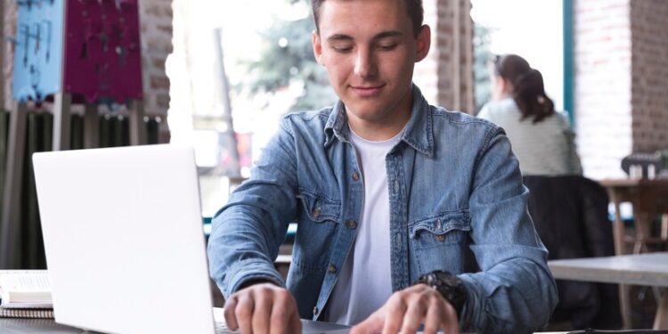 Investir no Tesouro Direto aos 20 anos: qual é a melhor opção? E que erro um jovem não pode cometer?