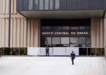 Em ata da última reunião, diretores do BC mantém cautela e não indicam cortes de juros futuros