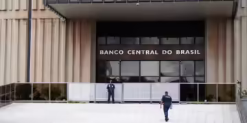 Em ata da última reunião, diretores do BC mantém cautela e não indicam cortes de juros futuros