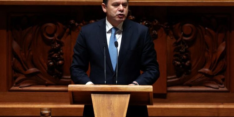 Governo de Portugal aprova redução de impostos para impedir que jovens emigrem