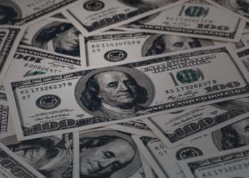 Dólar encosta em R$ 5,21 pressionado por Brasil e exterior