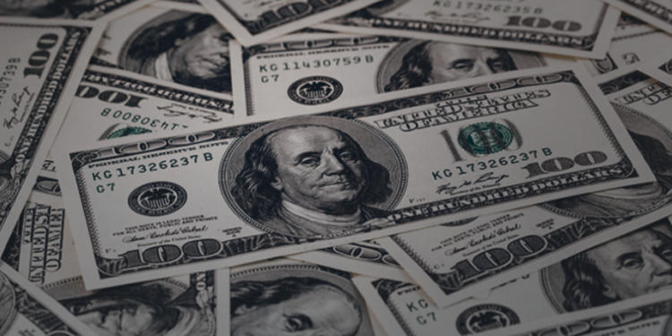 Dólar encosta em R$ 5,21 pressionado por Brasil e exterior