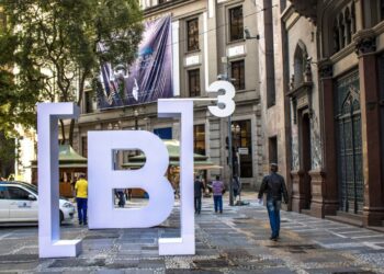 B3 (B3SA3): negociações sobem 4% em abril; Safra indica compra