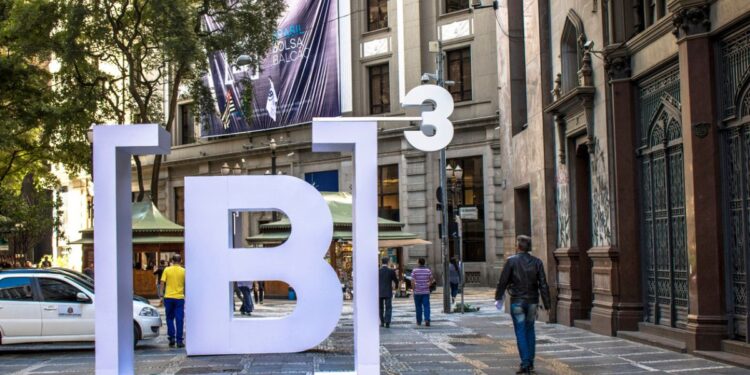 B3 (B3SA3): negociações sobem 4% em abril; Safra indica compra