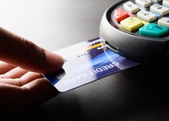 Juros de cartão de crédito sobem e atingem 421,3% ao ano em março