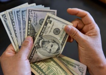 Dólar fecha o mês no maior valor desde janeiro de 2022