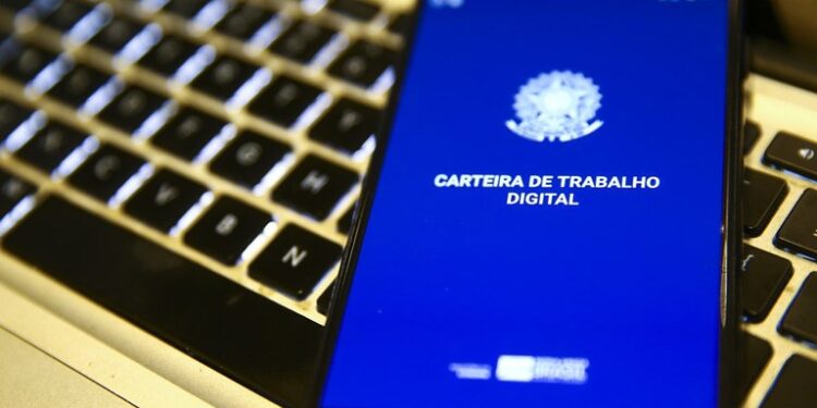 Ceará cria 6,9 mil empregos com carteira assinada em maio