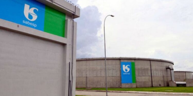 Sabesp sobe 3,8% com oferta de ações para privatização e fecha semana em alta