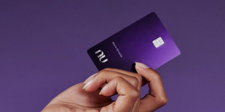 Data Nubank: 43% das pessoas que tiveram seu primeiro cartão de crédito com o Nu também têm poupado dinheiro