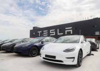 Tesla (TSLA) recolhe mais de 125.000 carros devido a falha no cinto de segurança