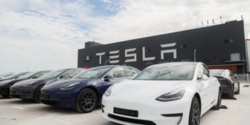 Tesla (TSLA) recolhe mais de 125.000 carros devido a falha no cinto de segurança