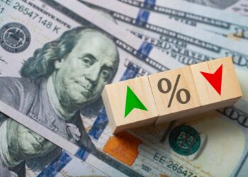 Dólar em linhas estáveis com PCE dos EUA e feriado no Brasil